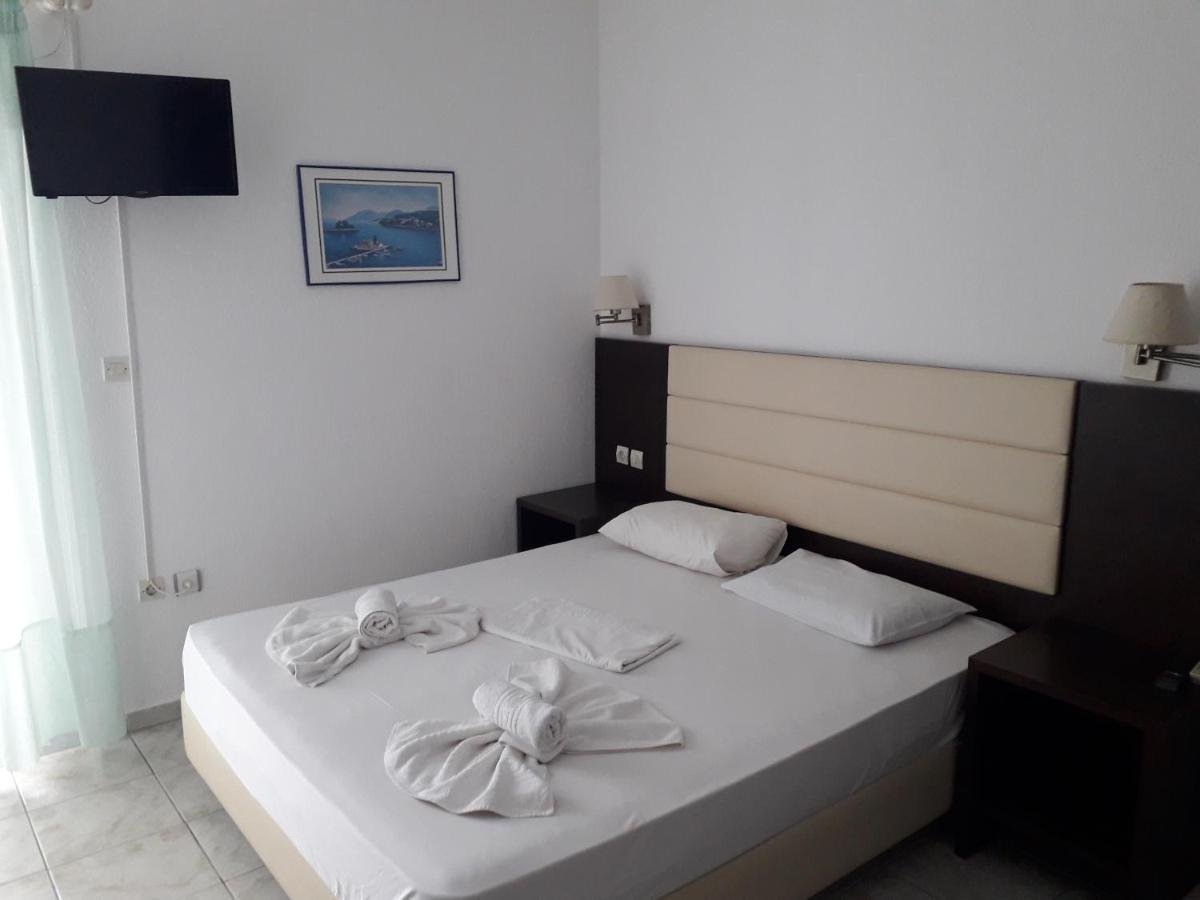 Petrakis Studios & Apartments Hanioti Buitenkant foto
