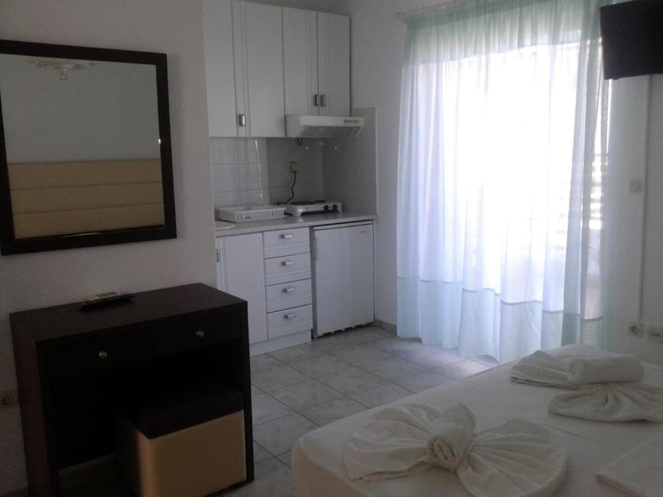 Petrakis Studios & Apartments Hanioti Buitenkant foto