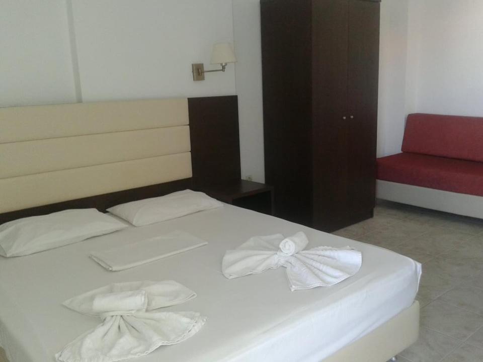 Petrakis Studios & Apartments Hanioti Buitenkant foto
